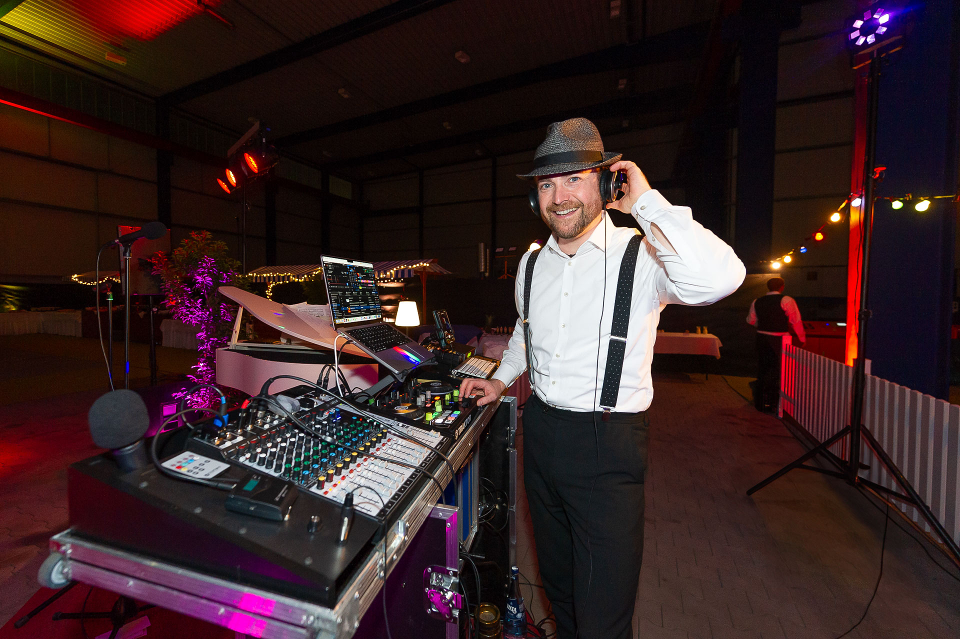 DJ Entertainment Gelsenkirchen DJ Claudio Lanz neben seinem DJ-Pult auf einer Firmenfeier in Gelsenkirchen