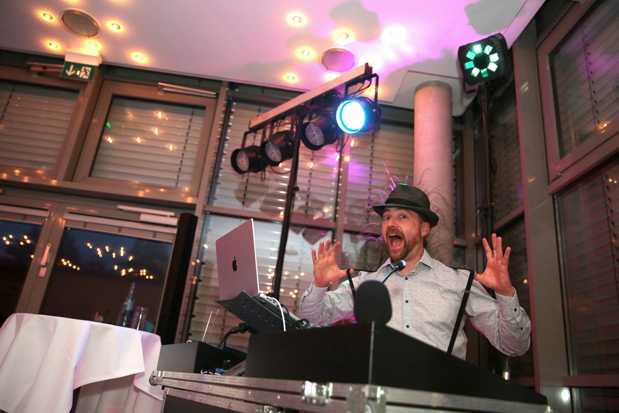 DJ Entertainment Sporthotel Fuchsbachtal Barsinghausen 02 DJ Claudio Lanz hat gute Laune auf einer Hochzeit im Sporthotel Fuchsbachtal in Barsinghausen
